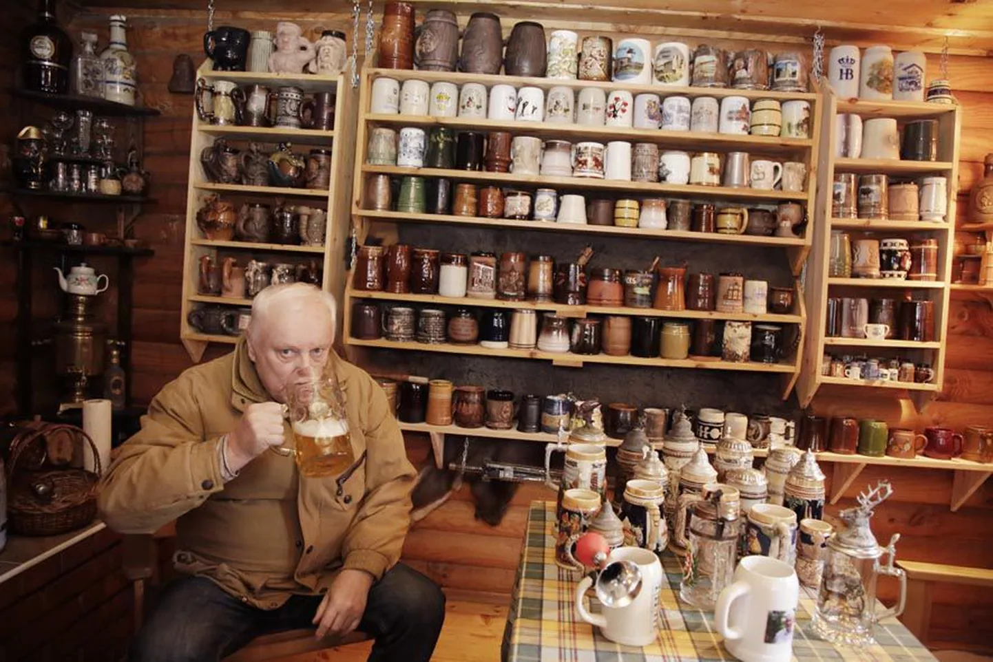 Paidelane Hillar Kasemets alustas õllekannude ja -kappade kogumist kümme aastat tagasi ja nüüd on tal eriilmelisi õlleanumaid kogunenud juba peaaegu pool tuhat.