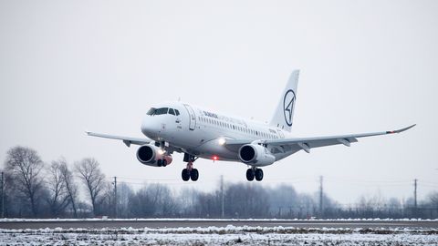 Российский самолет вернулся в аэропорт из-за трещины на лобовом стекле