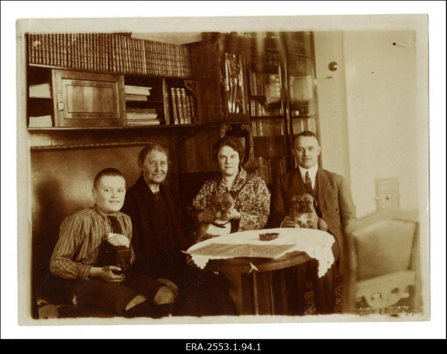 Kindral Johan Laidoner perekonnaga. Pildil paremalt: Johan Laidoner, tema abikaasa Maria, ema Mari ja poeg Michael (ka Mihail).