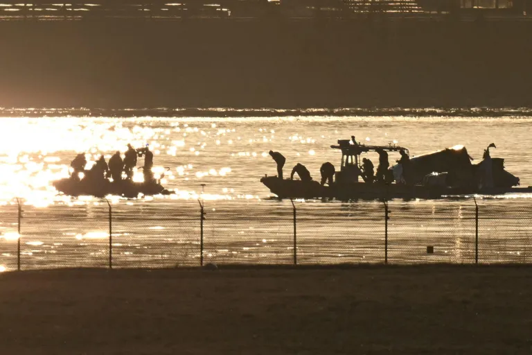 По данным властей, полученным американским партнером Би-би-си CBS News, самолет развалился на несколько частей и сейчас находится под водой на глубине 1,5-2,4 м.