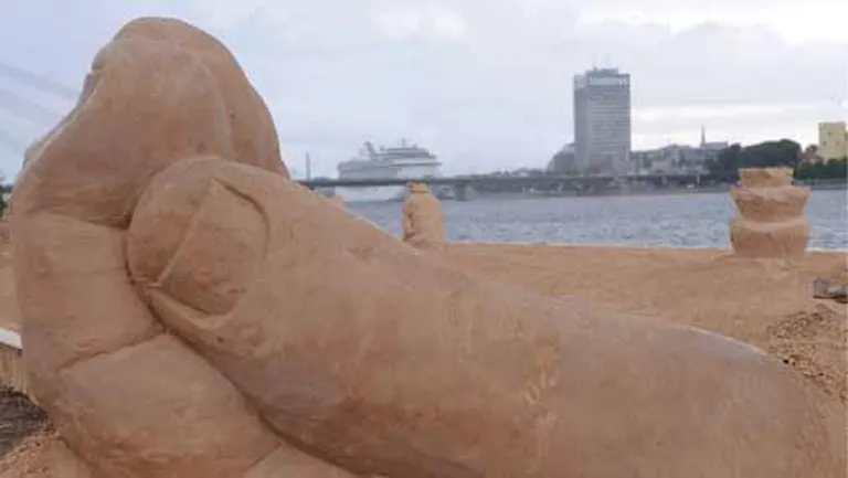 Uz AB dambja var aplūkot festivāla "Magic Sand Riga" laikā tapušās smilšu skulptūras 