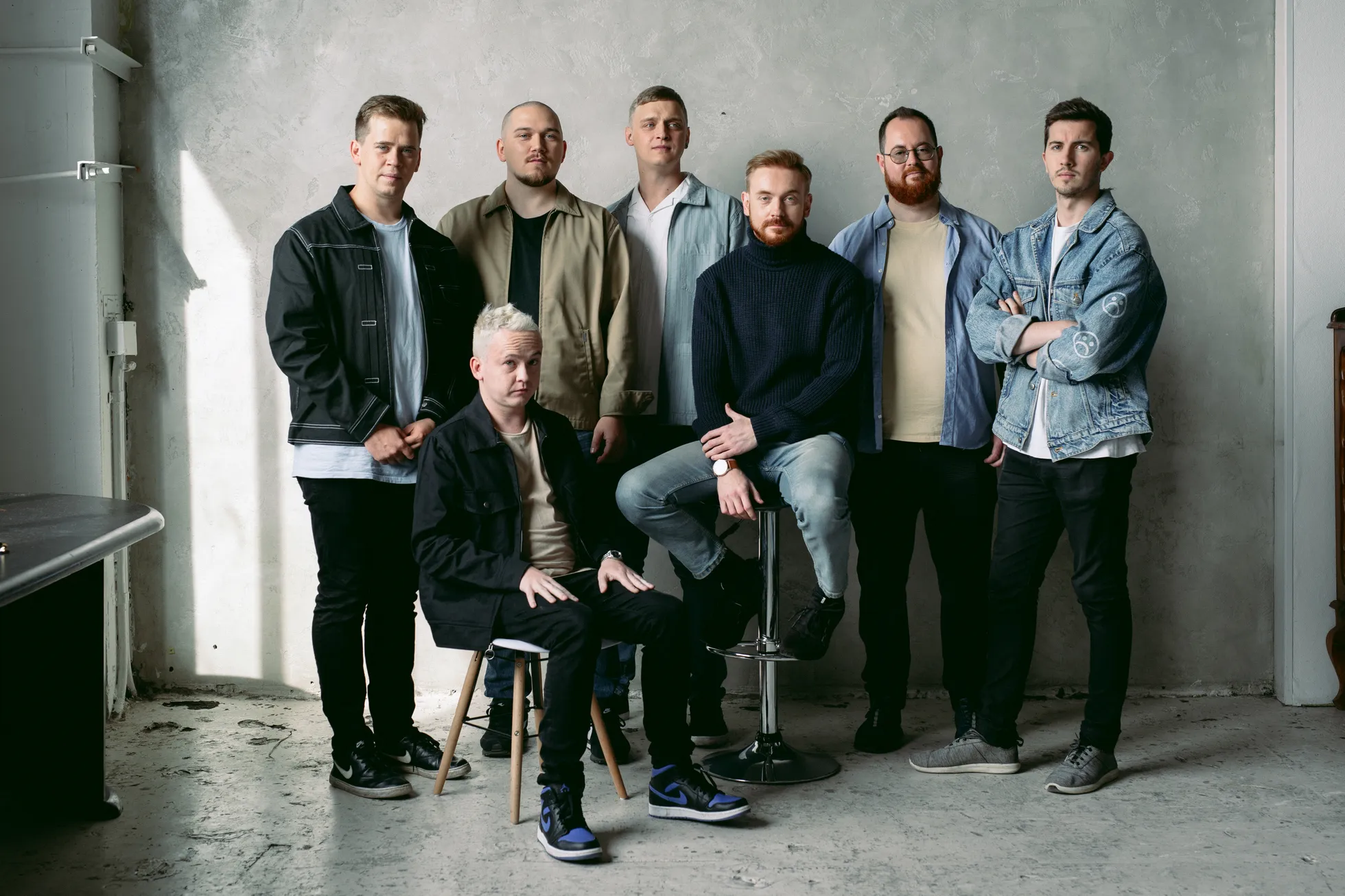 "Comedy Latvia" sastāvs. No kreisās: Rūdolfs Kugrēns, Edgars Bāliņš, Kalvis Troska, Jānis Kreičmanis, Denis Tulpe, Aleksandrs Guzenko un Jack Everitt