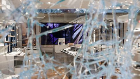 ULMELISED VIDEOD ⟩ «Kus Chanel on?» Rüüstajad tungisid Pariisi luksuspoodidesse
