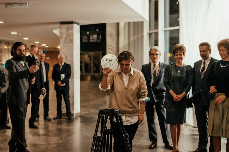 Režisore Ilze Kunga-Melgaile ar simbolisko pirmās filmēšanas dienas šķīvi