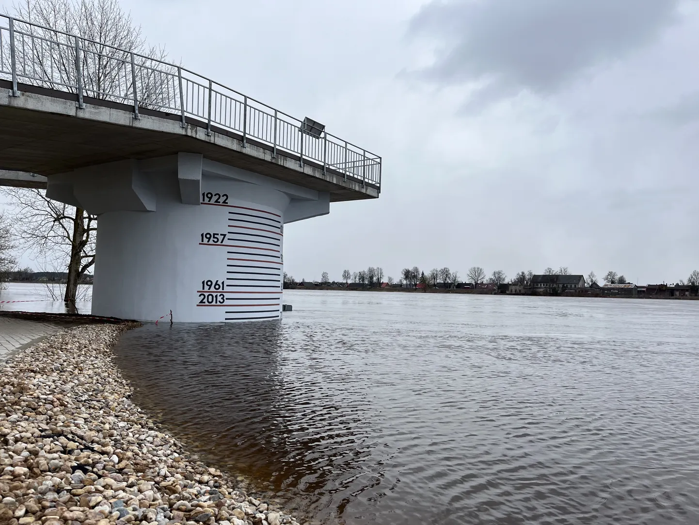 Daugavpilī turpina celties ūdens līmenis Daugavā