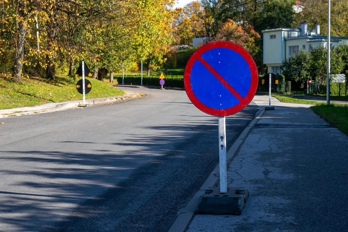 Teisipäeval algava asfalteerimise käigus saavad Viljandis viie tänava lõigud värske katte. Muu hulgas parandatakse Reinu tee ja Hariduse tänava ristmikku.