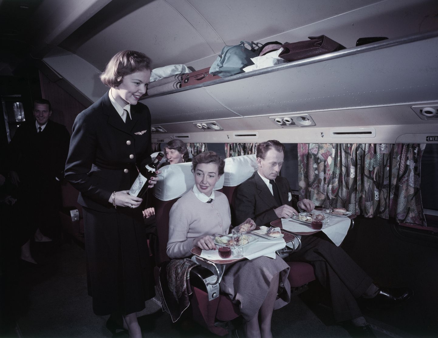 Eelmise sajandi keskpaigas sisaldasid lennupileteid pea kõiki teenuseid, mille eest tänapäeval lisaraha tahetakse. Pildil söögiaeg SASi Caravelle SE 210 reaktiivlennuks 1960ndatel.