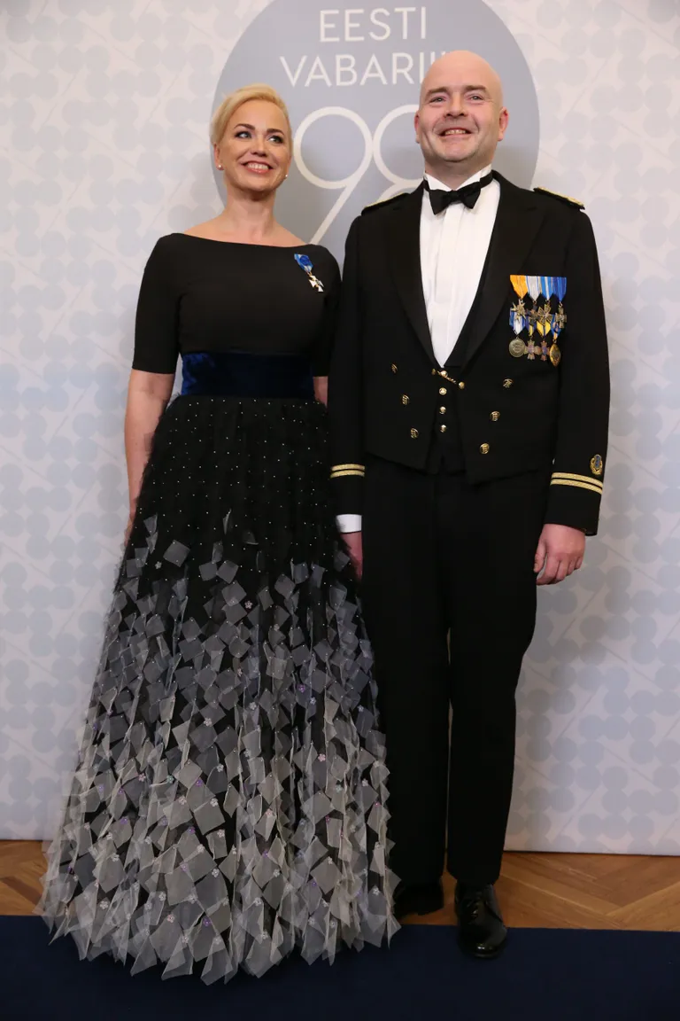 Kärt Anvelt Mammu Couture’i koheva seelikuosaga kleidis, kõrval abikaasa Andres Anvelt. «Mammu ise soovis mulle kavandada ja see on tema kõigi aegade esimene kleit presidendiballil. Mulle väga meeldib ja sobib see, mis välja tuli,» kiidab Kärt.