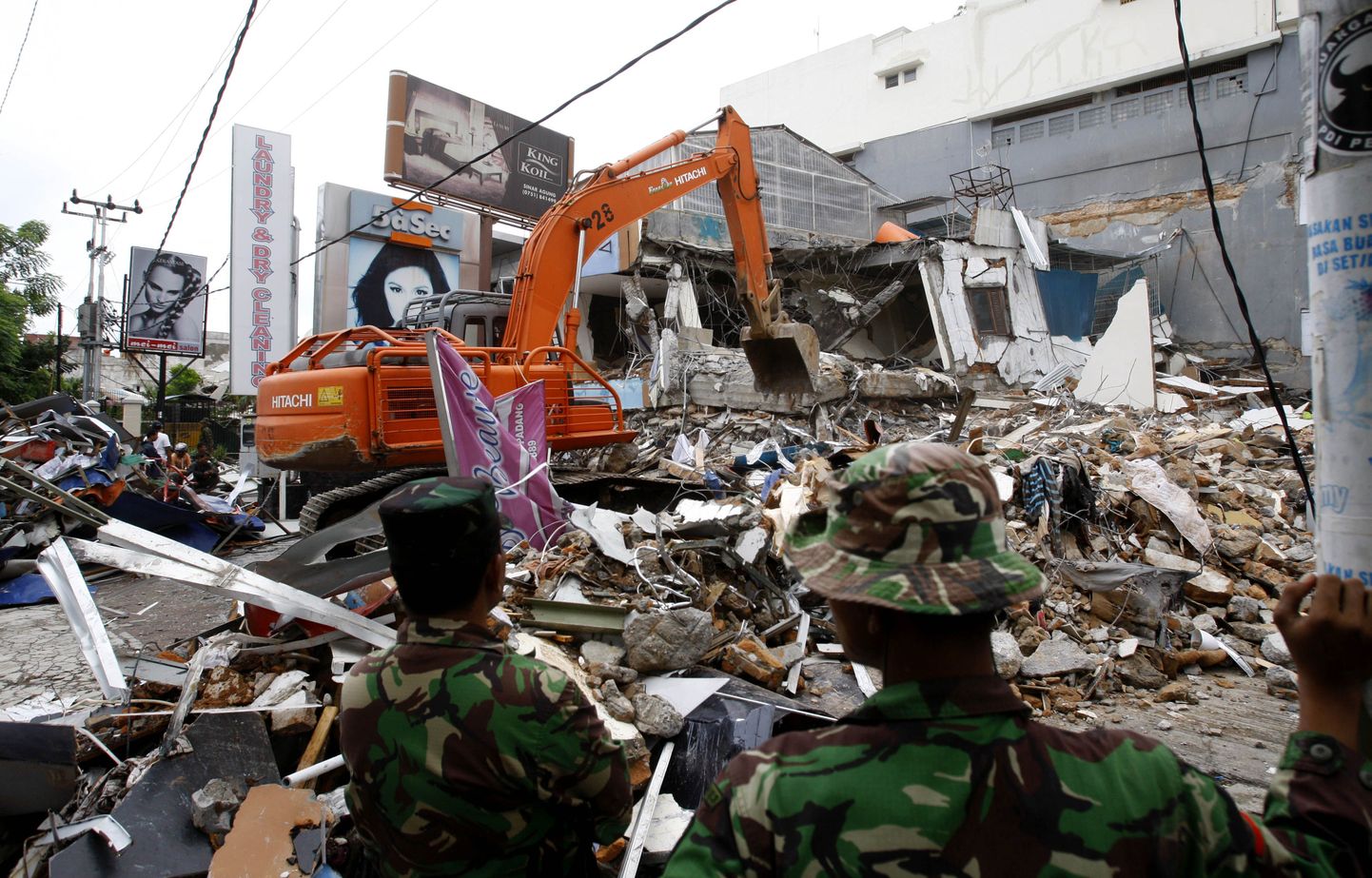 Indoneesia Sumatra saart tabanud võimsa maavärina tekitatud purustused.