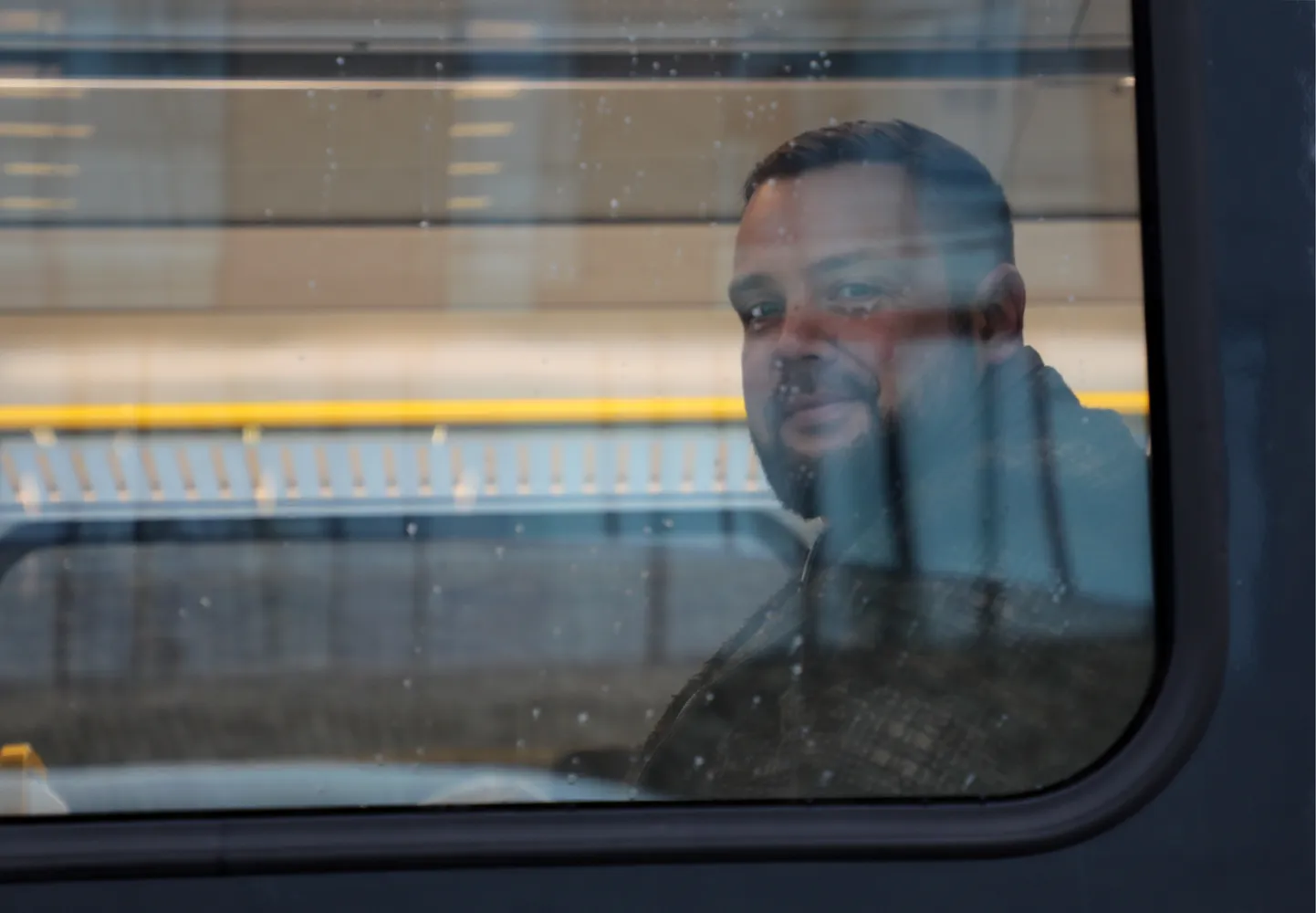 Endisest transpordiministrist parlamendiliige Jānis Vitenbergs uute elektrirongide avamisüritusel Riia pearaudteejaamas eelmise aasta detsembris.