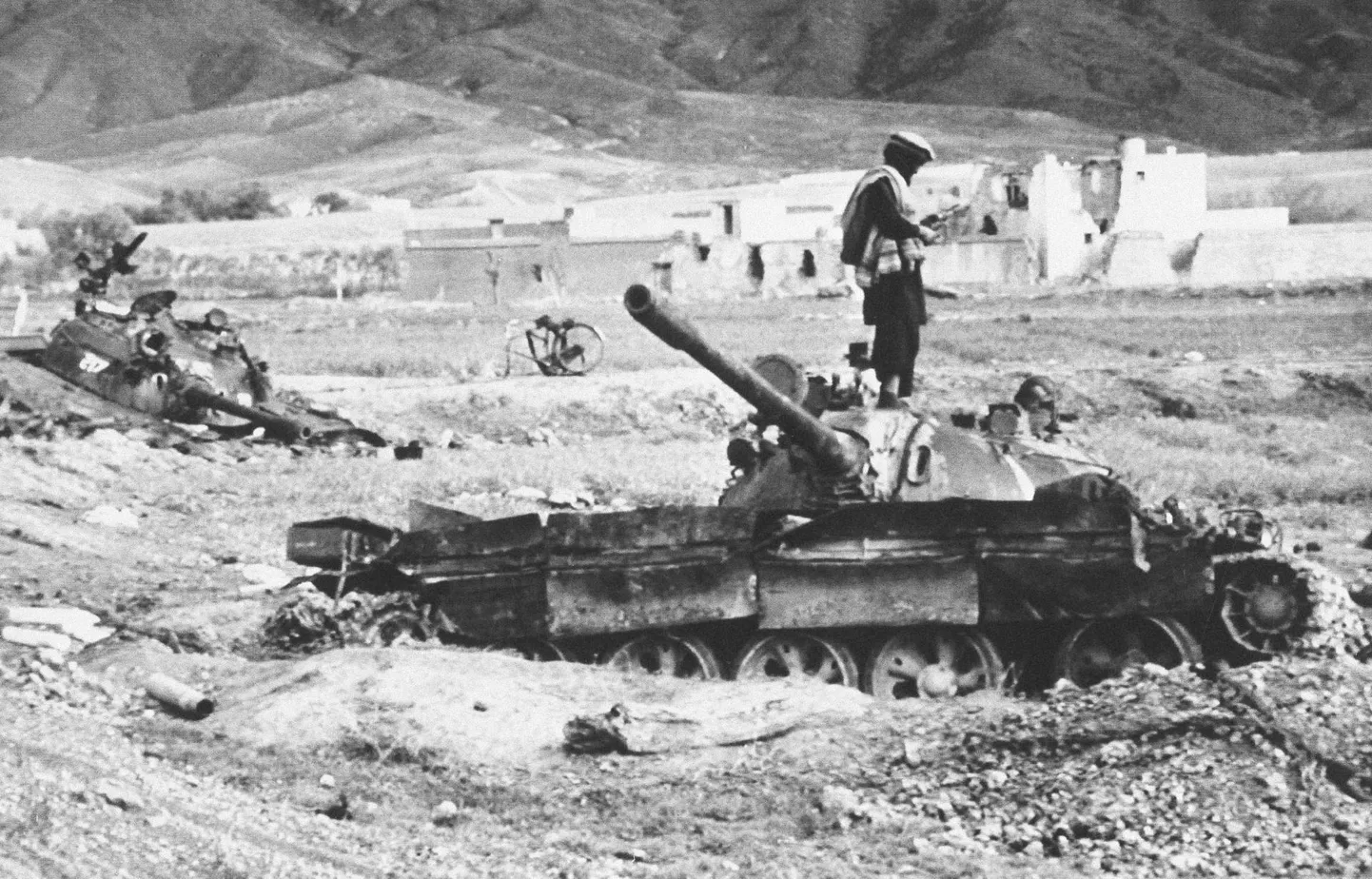 Afganistani partisan seisab Nõukogude vägede tanki peal Jalalabadi lähistel, 2. aprillil 1989.