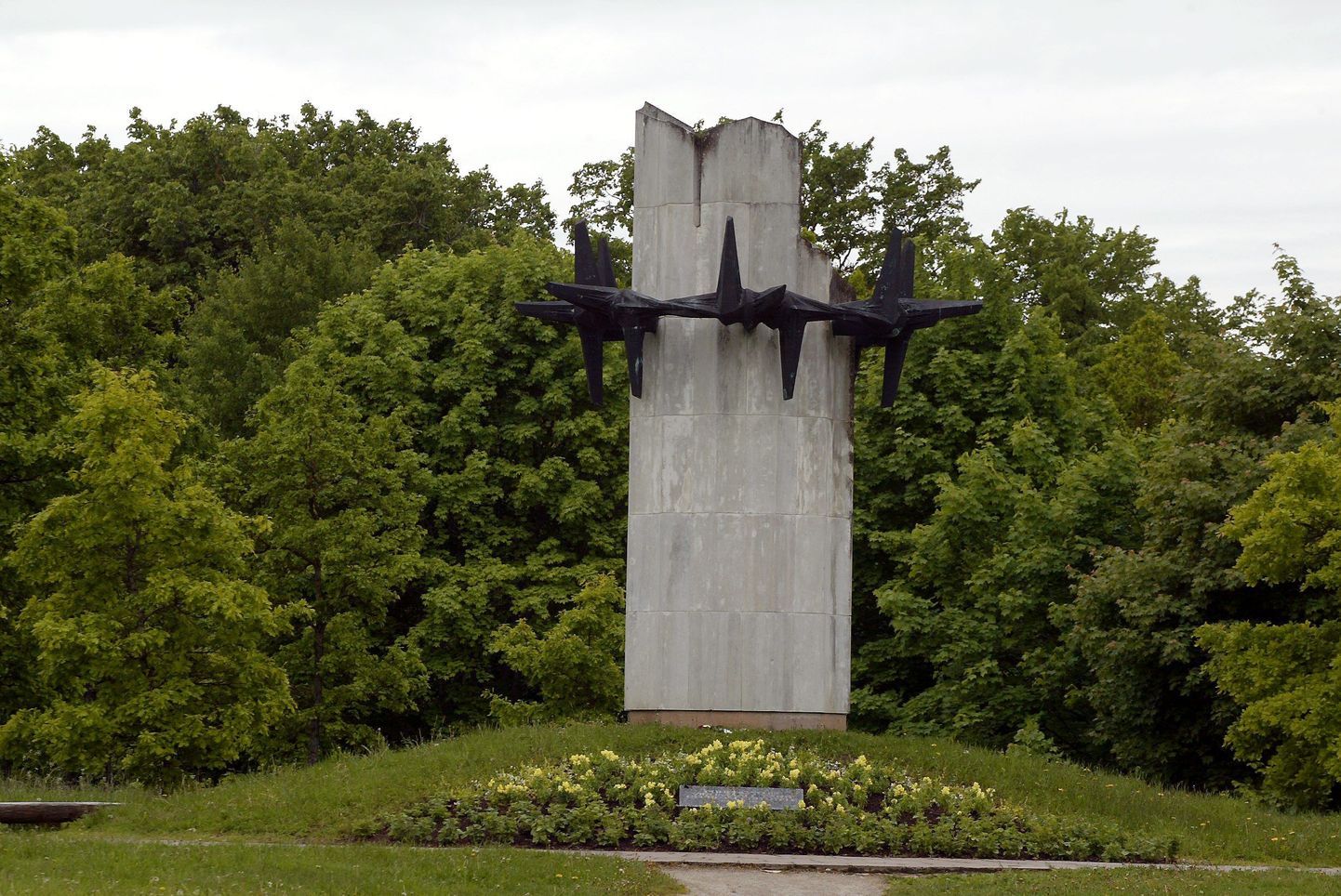 Kaitseala põhjapoolses osas asub Virumaa represseeritute mä­lestusmärk "Okaskroon".