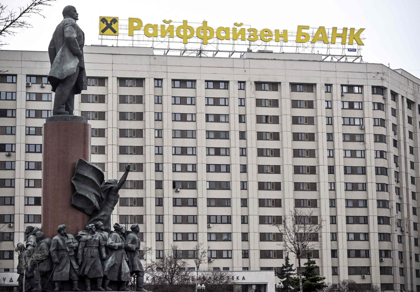Raiffeisen panga logo Lenini kuju taustal Moskvas.