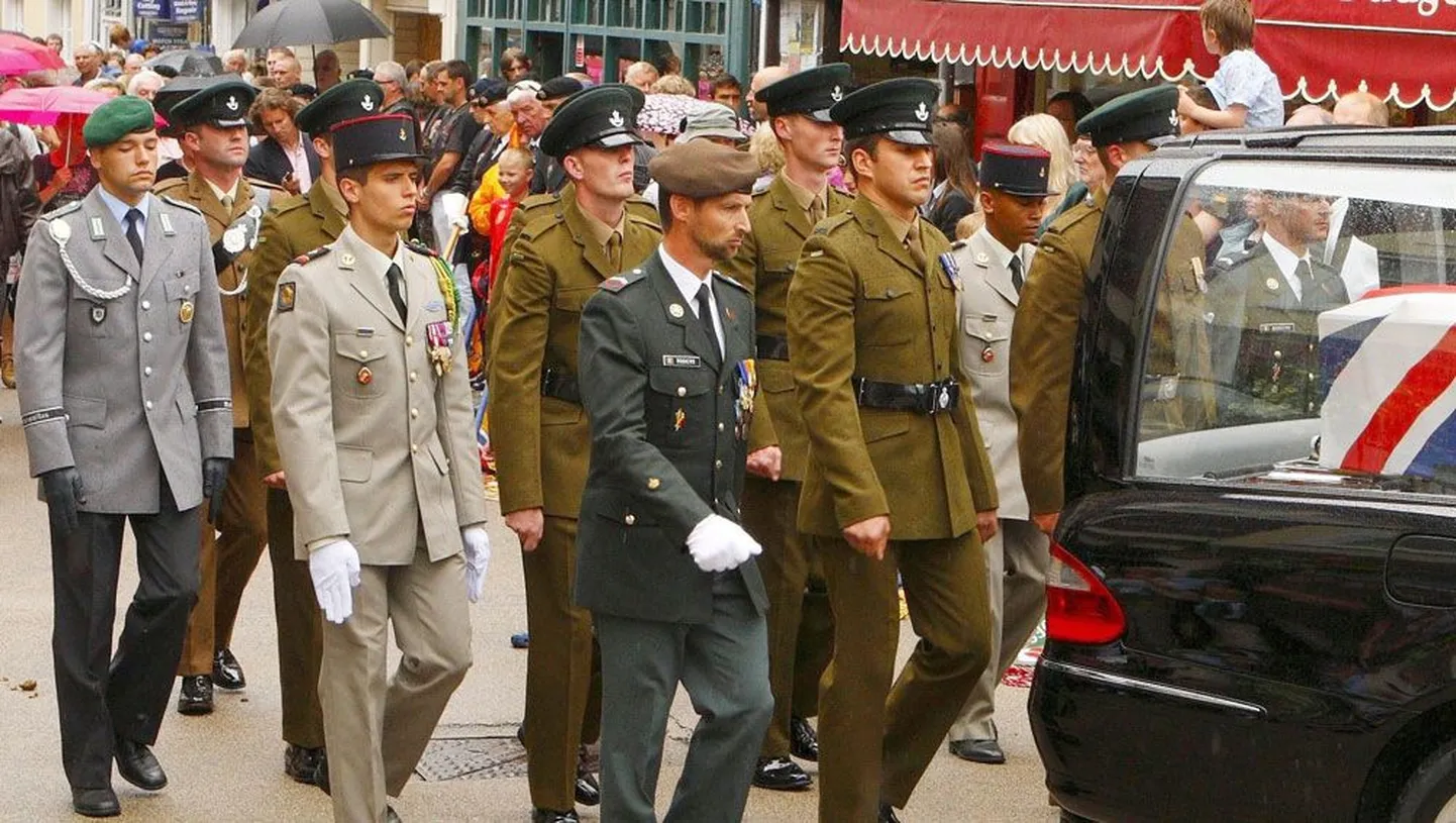 Teismelisena läänerindele sattunud Harry Patchi kirstu taga kõndisid eile Briti, Belgia, Prantsuse ja Saksa mundris mehed.