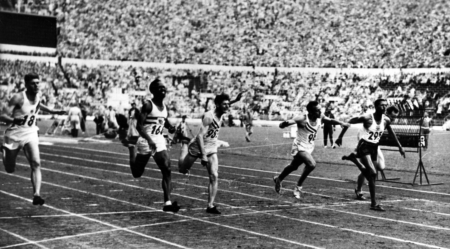 100 meetri olümpiafinaal 1952. aastal Helsingis. Vasakult paremale: John Treloar (Austraalia, 6. koht), Mcdonald Bailey (Suurbritannia, pronks), Dean Smith (USA, 4. koht), Lindy Remigino (USA, kuld), Herb McKenley (Jamaica, hõbe) ja Vladimir Suhharjov (NSV Liit, 5. koht).