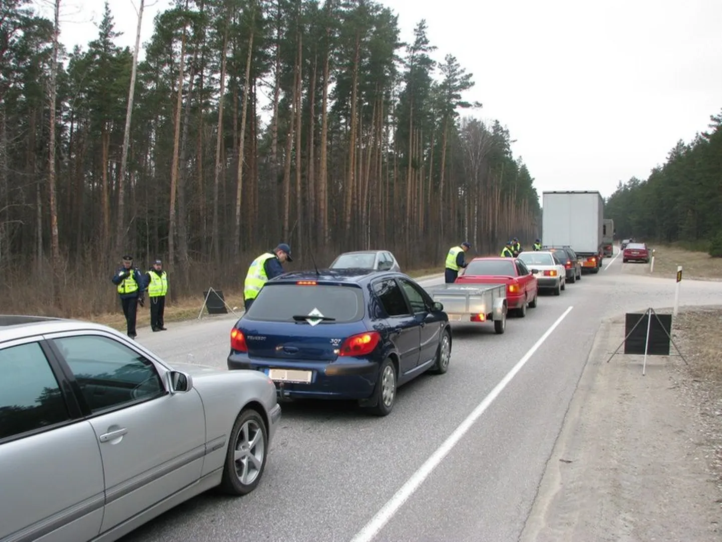 Täna hommikul kontrollis politsei Pärnu linna piiril sõidukijuhtide kainust.