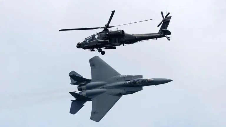 Boeing производит не только коммерческие авиалайнеры, но и, например, истребитель F-15 и ударный вертолет АН-64 Apache