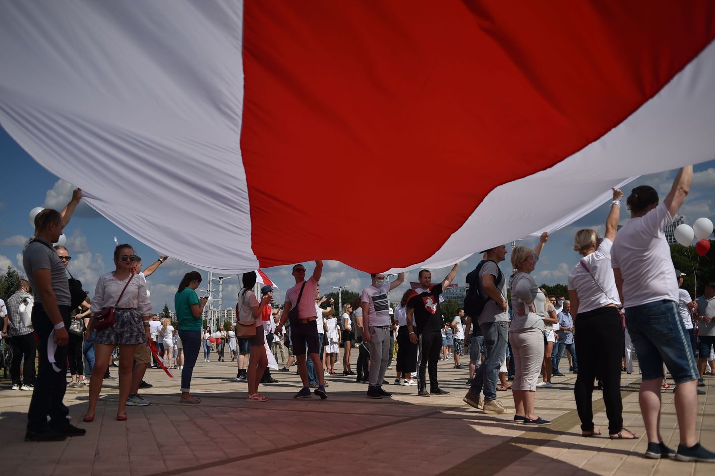 MINSK, VALGEVENE - AUGUST 16, 2020: Valgevene pealinnas korraldatud vabadusmarss.