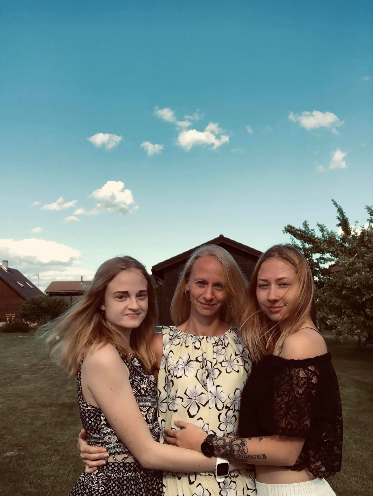 Mirjam (keskel) koos tütardega.