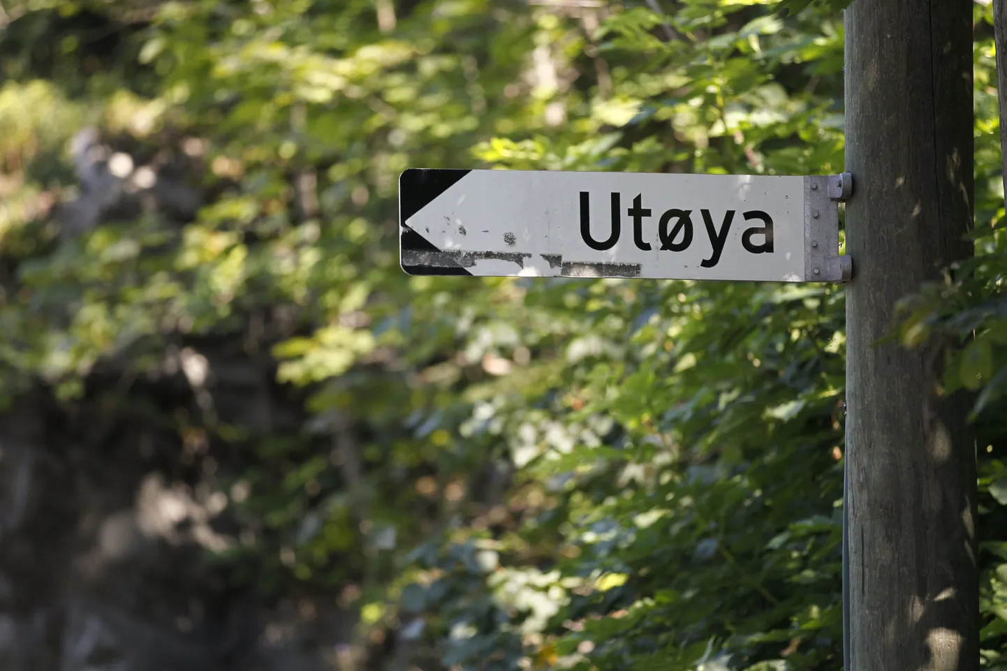 Utøya saarele osutav viit