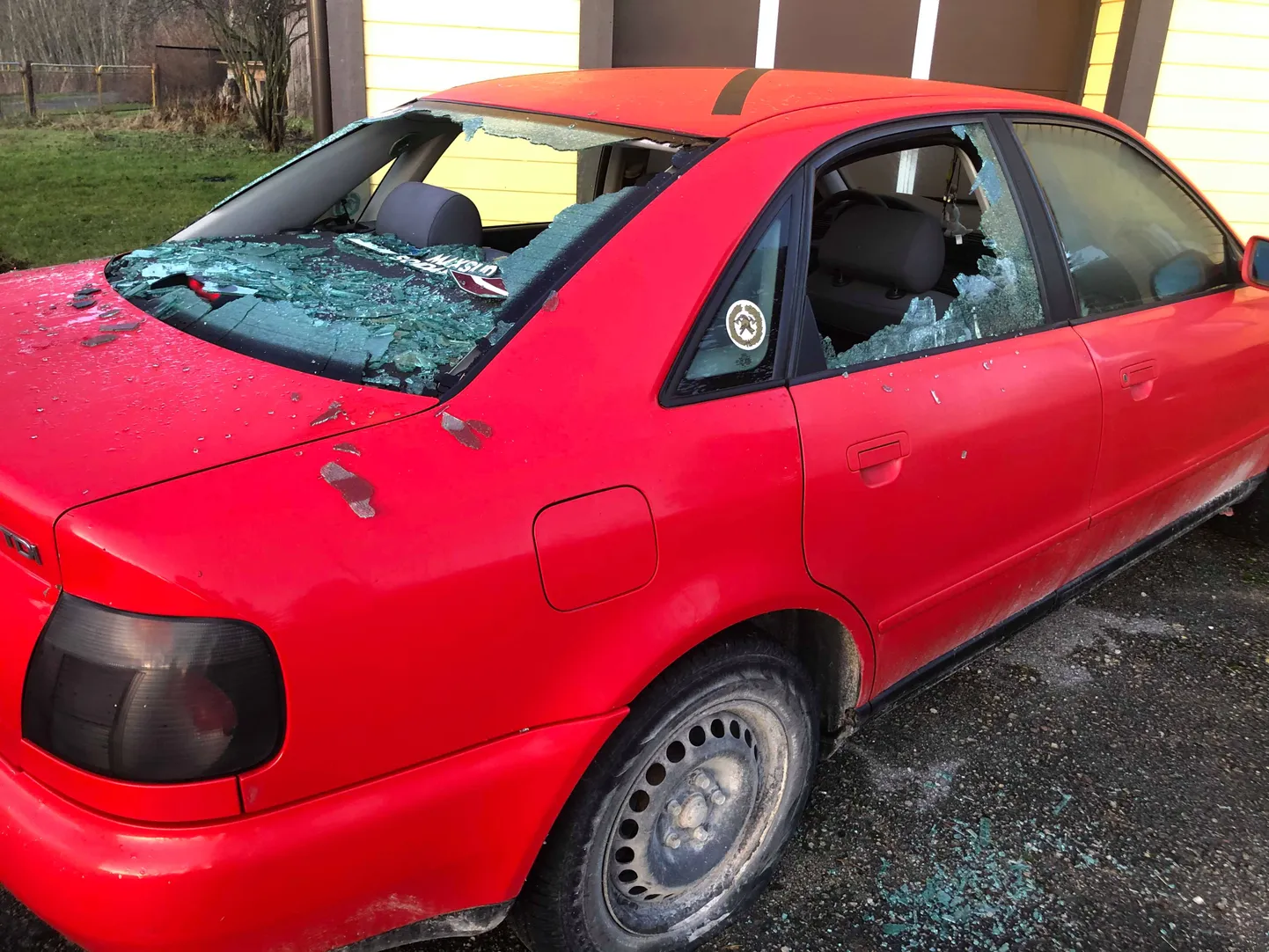Lõhutud auto Käravetel
