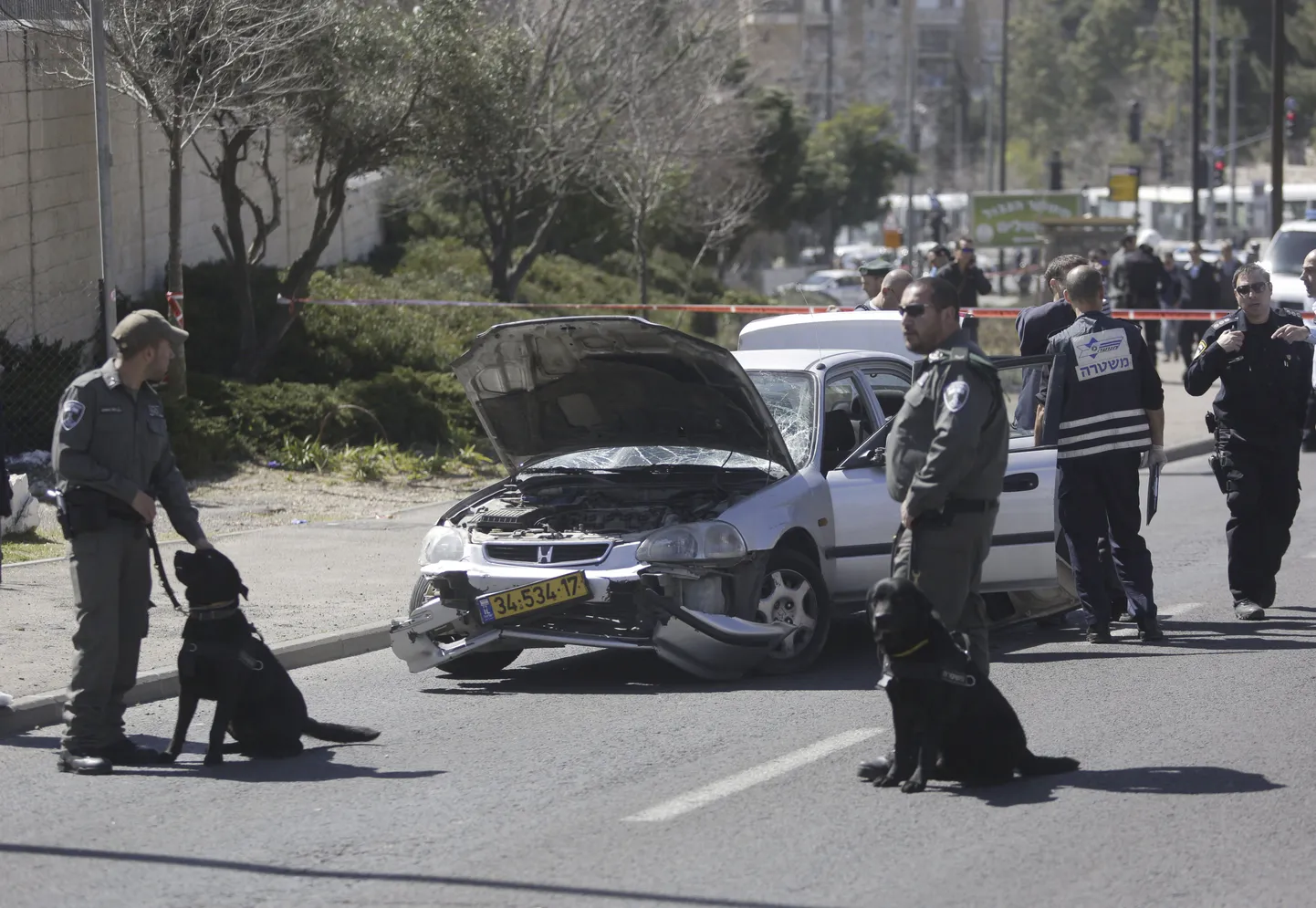 Iisraeli politseinikud seisavad auto juures, millega noor mees sõitis Jeruusalemmas rahva sekka.