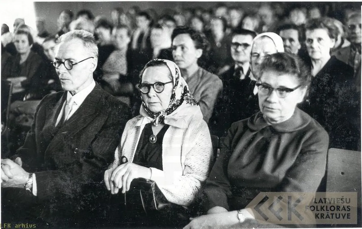 Folkloristu 15. zinātniskās ekspedīcijas Liepājas rajonā un Liepājā dalībnieku koncerts. Priekšplānā Bārtas teicēji Jēkabs un Ģēda Ķīburi. 1961. gada augusts.