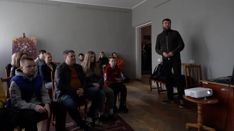 Во время победной для себя президентской кампании Владимир Зеленский обещал подробнее присмотреться к языковым законам, принятых во время президентства Петра Порошенко, уже после победы. На деле - политика мягкой украинизации в Украине продолжалась и после смены власти