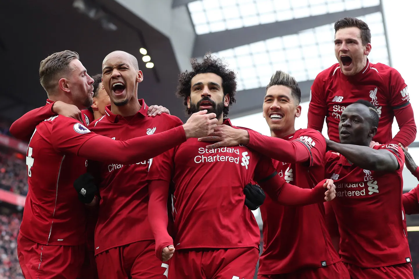 Liverpooli ründetuus Mohamed Salah (keskel) sai täna kodumeeskonna ridades hakkama imelise kauglöögiga.