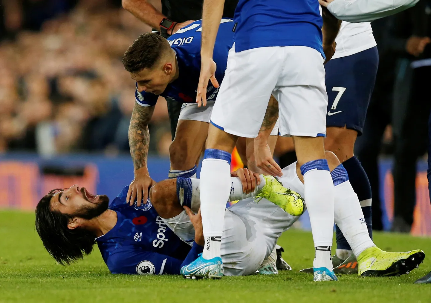 Vigastatud Andre Gomes (pikali maas)