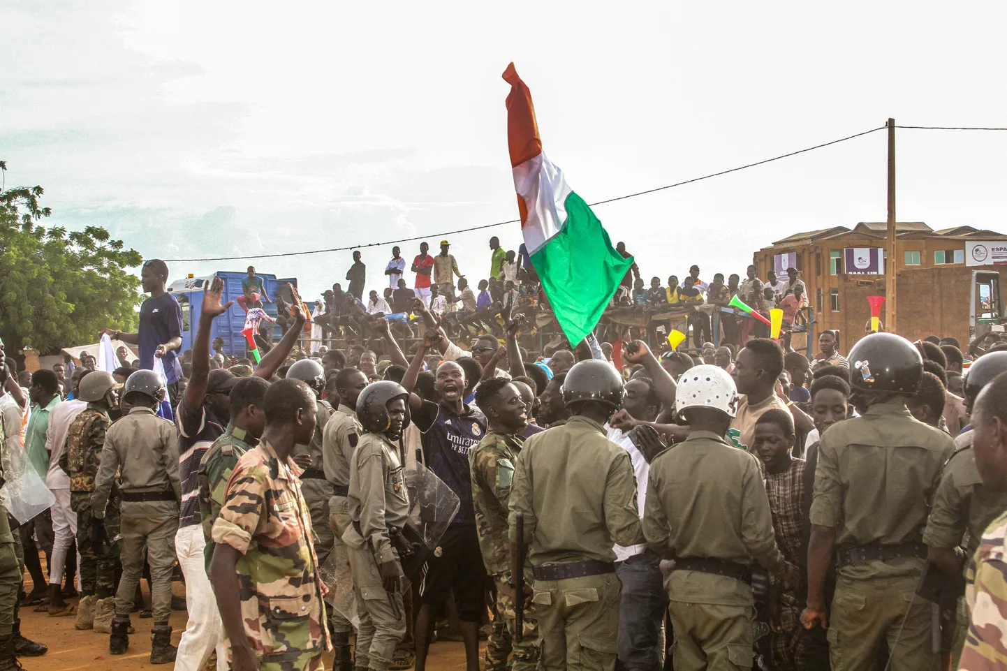 Nigeri hunta toetajad meeleavaldusel Prantsuse sõjaväebaasi juures.