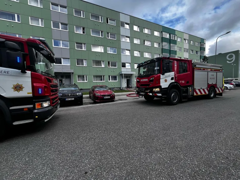 Rakveres Kungla 7 kortermajas tuli korteri aknast suitsu.