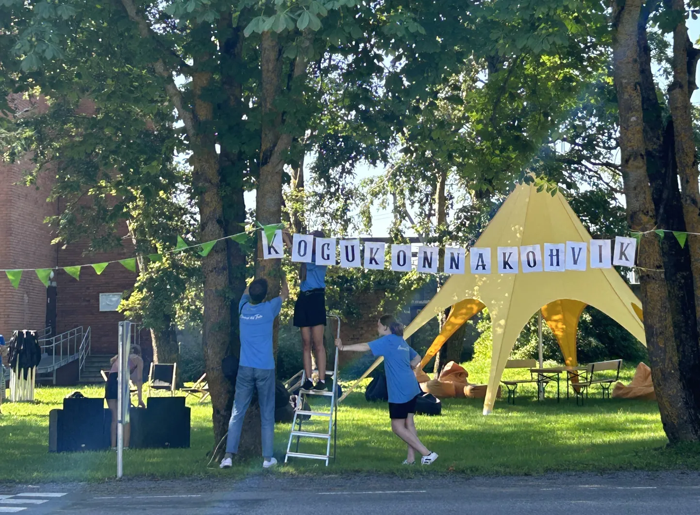 Kümme kooliõpilast valmistasid malevanädala jooksul ette kogukonnakohviku, mis avas uksed üheks päevaks laupäeval.