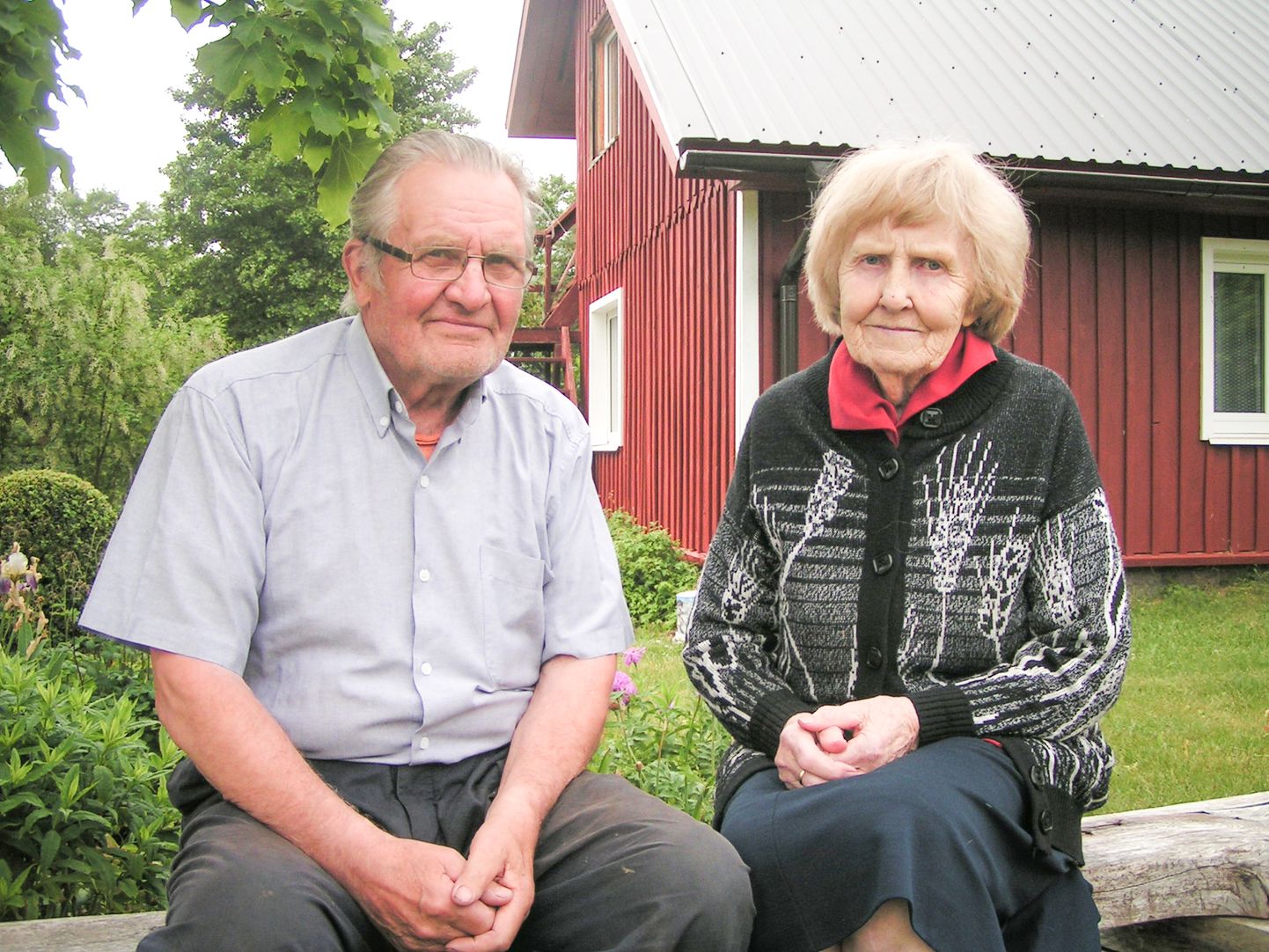 ELU SÕRVES: Omaehitatud Ohessaare majas on Väino ja Vaike Pendis elanud nüüdseks 25 aastat.