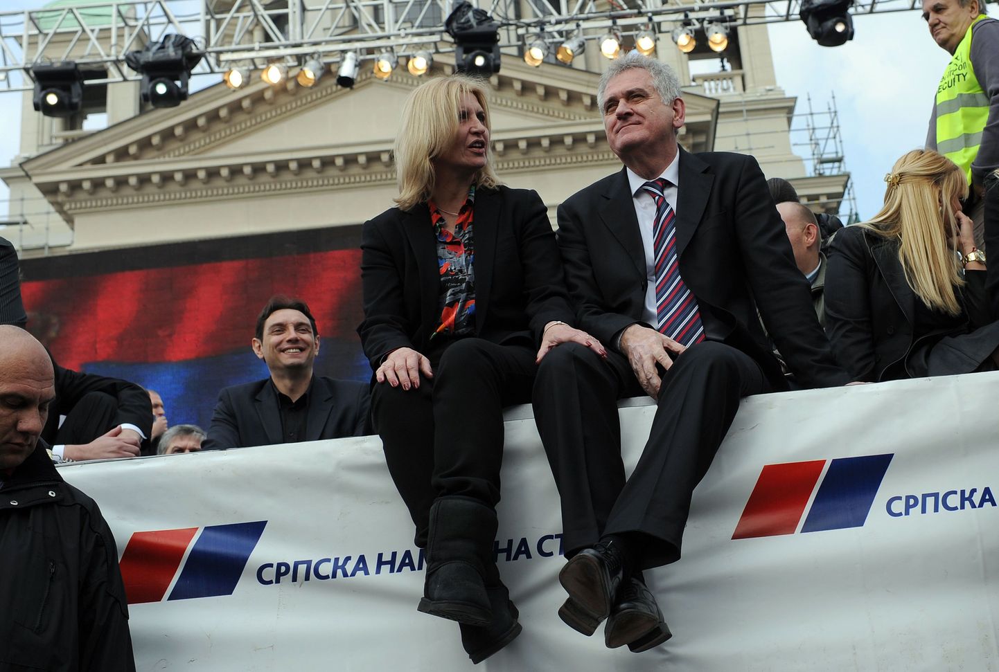 Tomislav Nikolic koos abikaasa Dragicaga eile Belgradis toimunud opositsiooni meeleavaldusel.