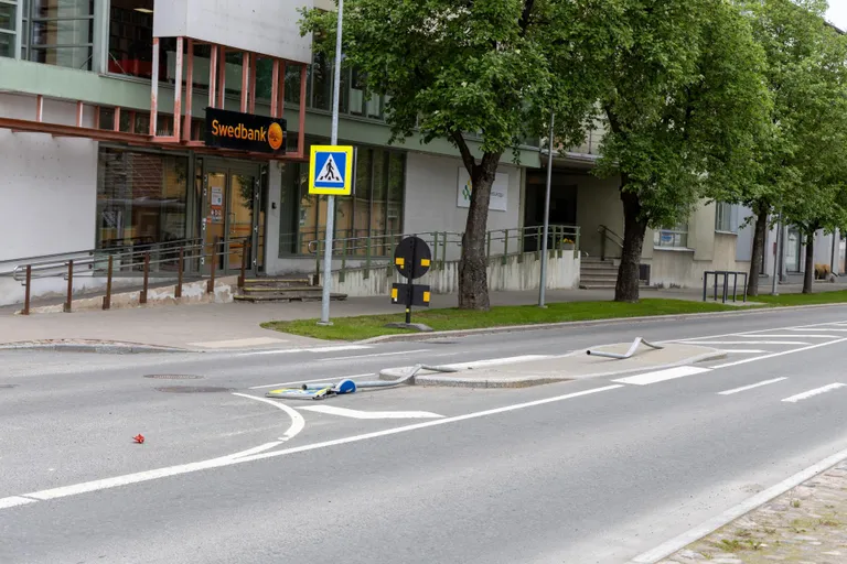 Viljandi raamatukogu ees oleva ülekäiguraja ohutussaarel sõideti ööl vastu esmaspäeva maha mõlemad liiklusmärgid.