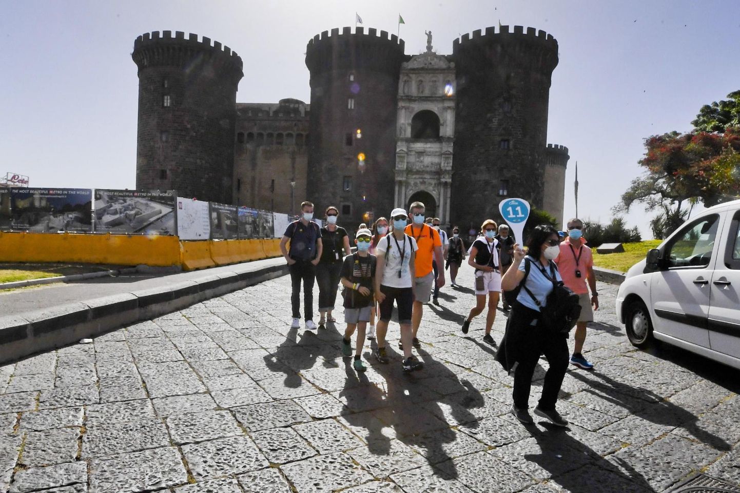 Itaalia avaneb tasapisi turistidele. Turistid Napolis 24. mail.