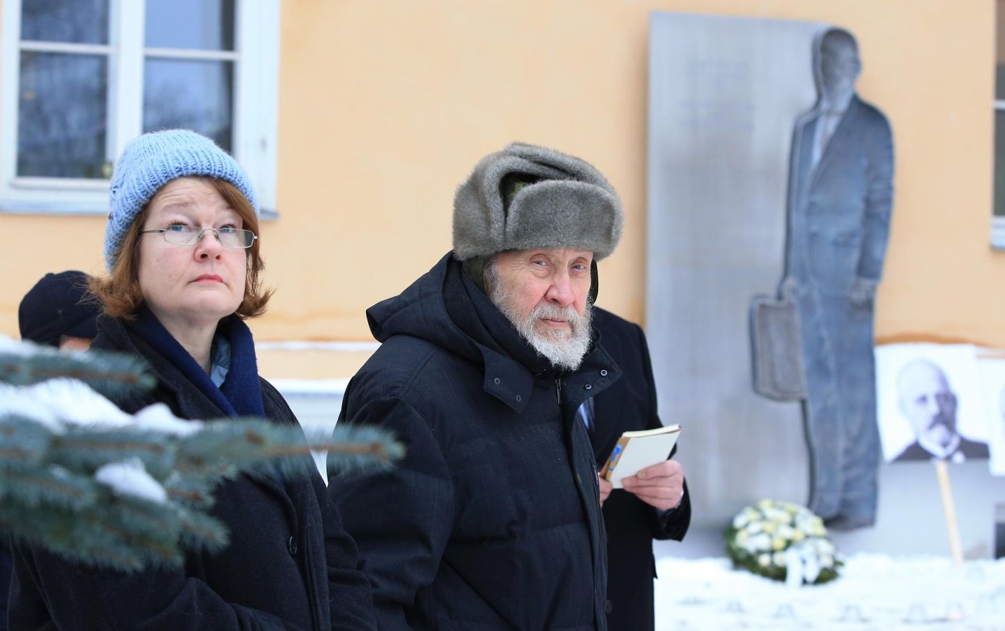 Tartu rahu 99. aastapäeva tähistamine Poska gümnaasiumi juures.
Pildil endine vabadusvõitleja Enn Tarto koos abikaasa Piretiga.
ma/Foto MARGUS ANSU EESTI MEEDIA.