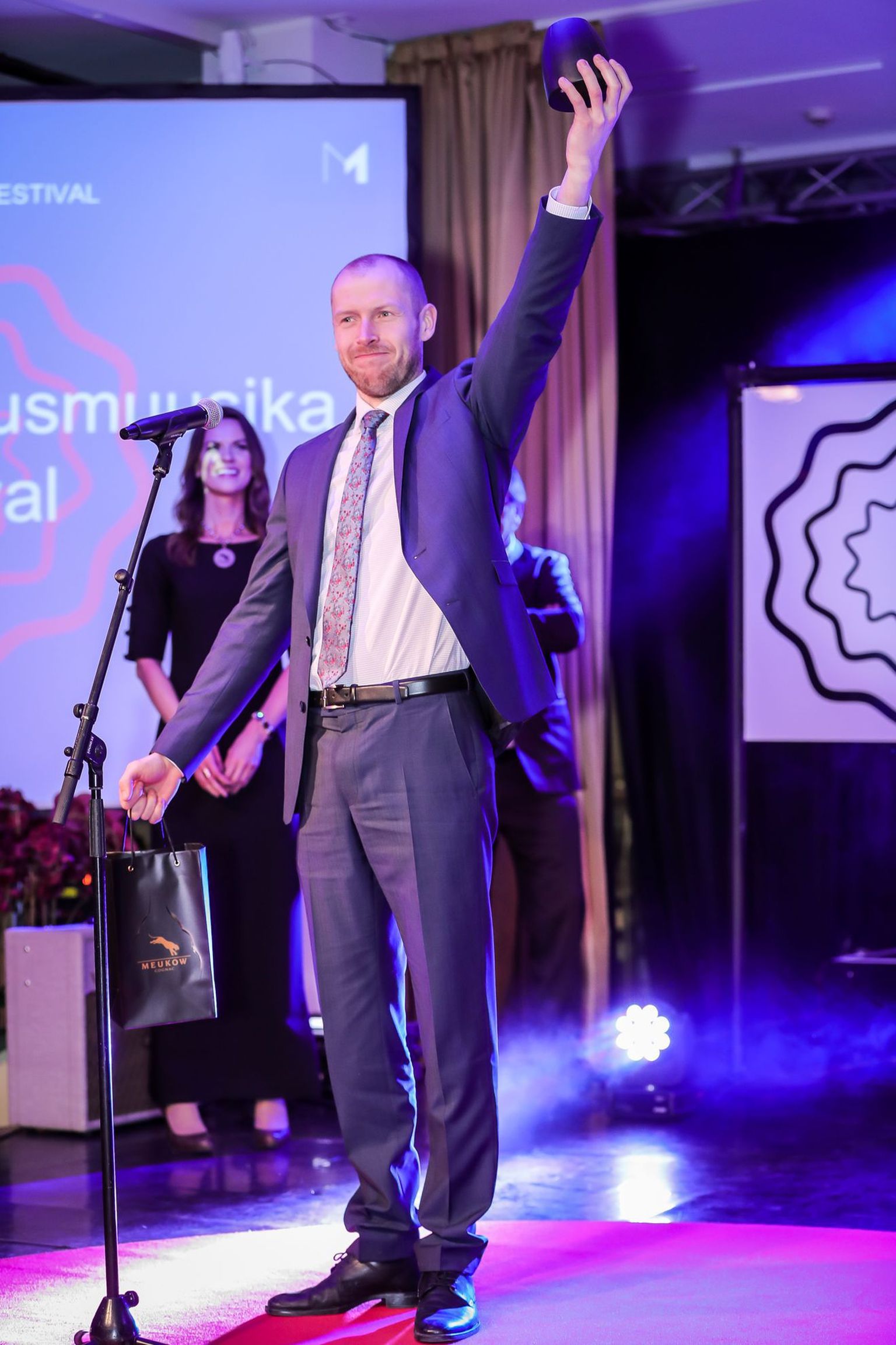 Pärimusmuusika festivali programmipealik Tarmo Noormaa võttis vastu fonogrammitootjate auhinna.