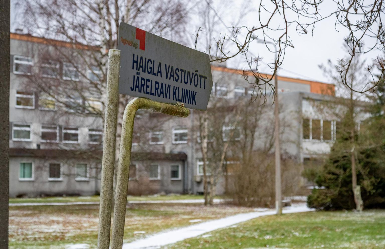 Põhja-Eesti regionaalhaigla Hiiul asuvas järelravi kliinikus töötab kodulehe andmetel üheksa arsti, 64 õde ja 68 hooldajat.