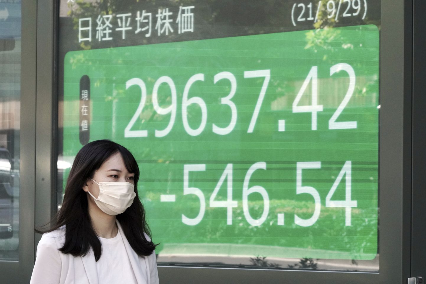Investor möödub Jaapani börsiinfot näitavast tabloost