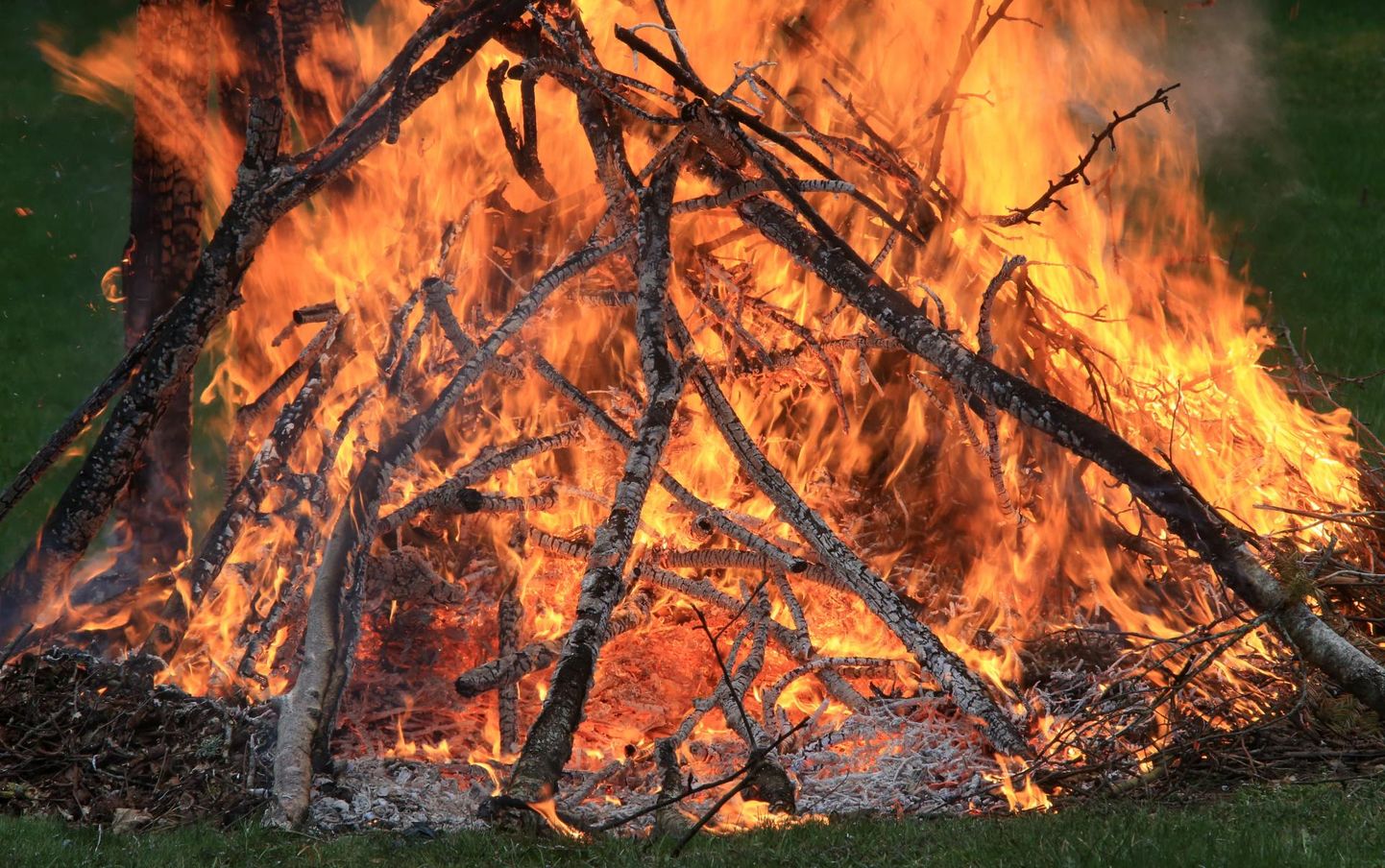 Päästjad kustutasid vana õlletehase hoovile tehtud suure lõkke ja lugesid lõkkemeistritele manitsussõnad peale. Foto on illustreeriv.