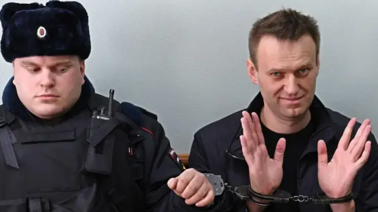 Навального уже нет в живых, но он по-прежнему запрещен в России.