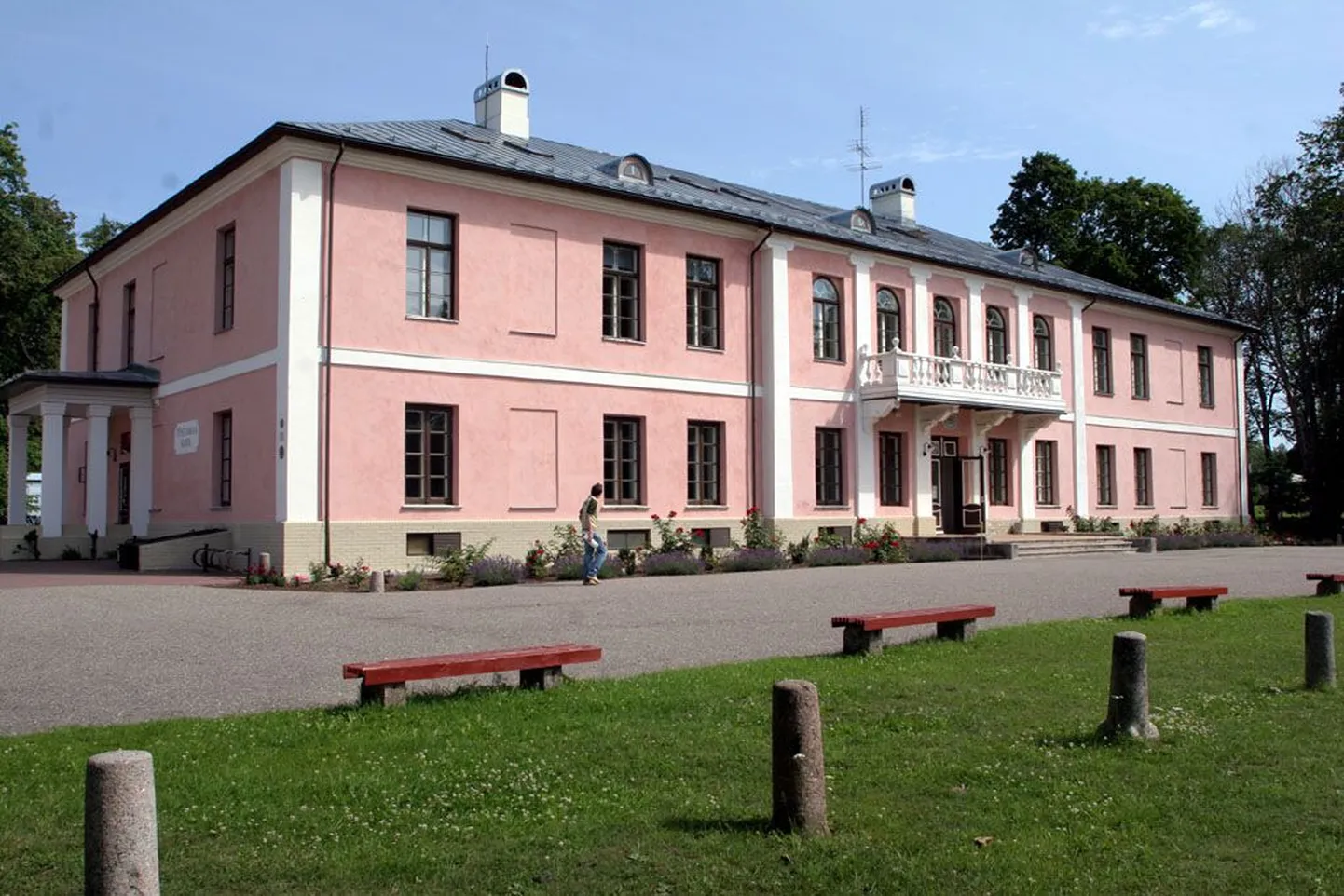 Pärnumaal toimub külastusmäng kolmes mõisas, teiste hulgas pildil olevas Tõstamaa mõisas.