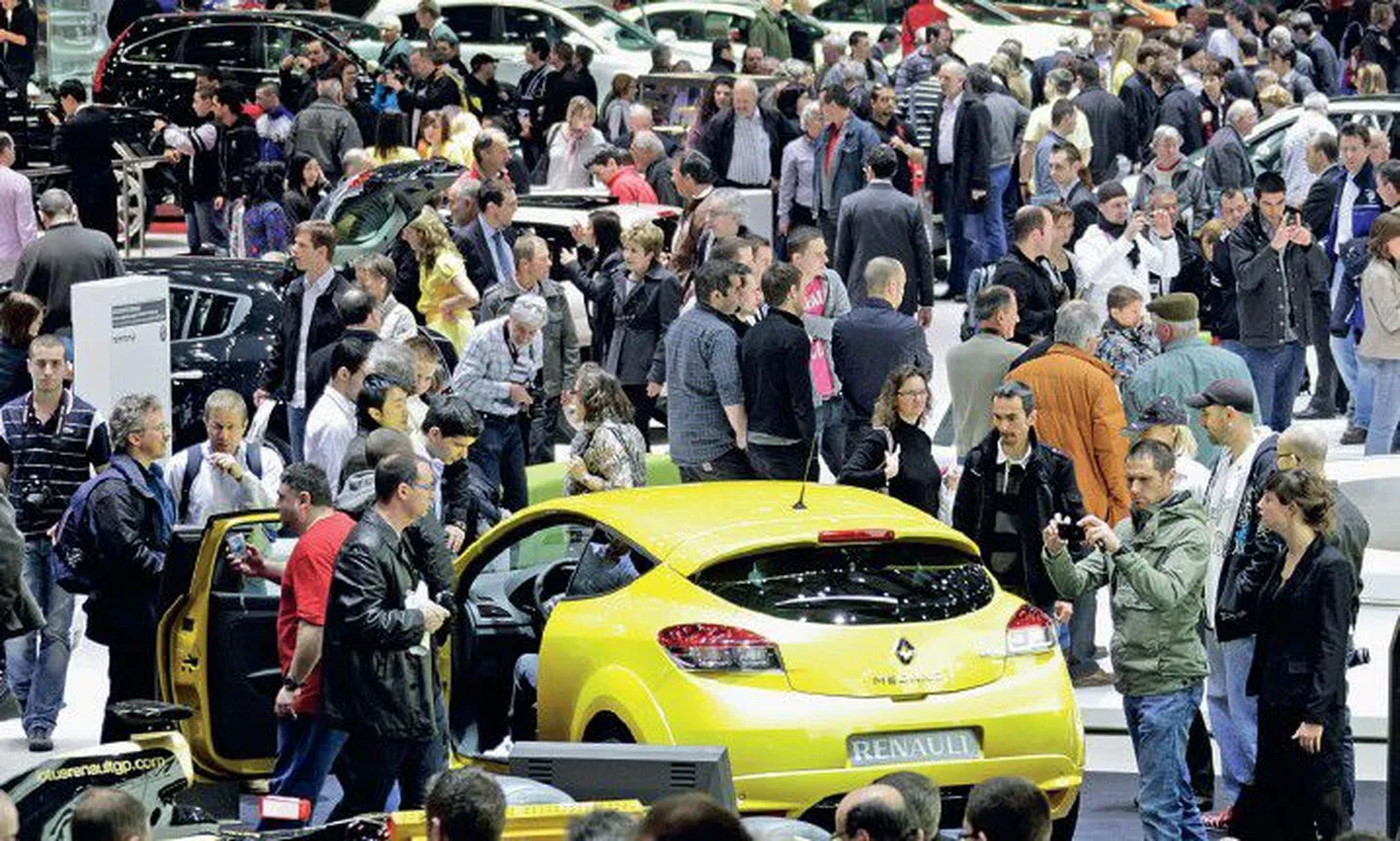 Первый день работы Женевского автосалона, посетители выставки активно интересуются новыми автомобилями. Всего на автовыставку было продано 700 000 билетов.
