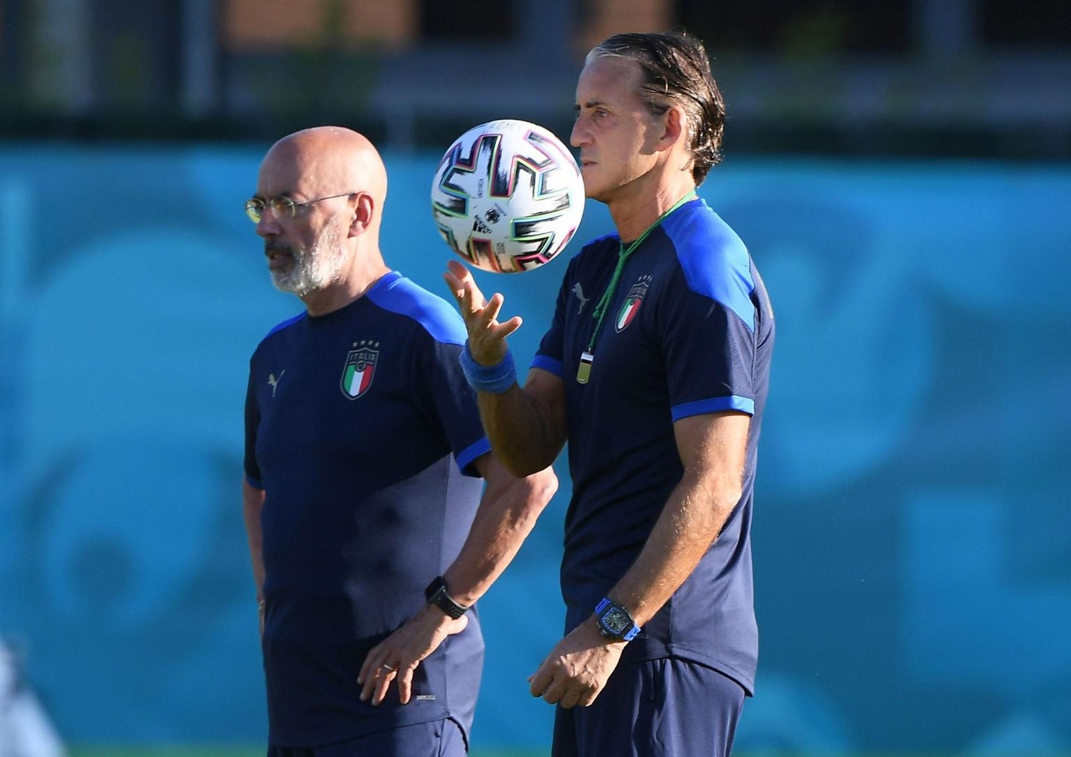 Gianni Vio (vasakul) arutamas mänguplaani Itaalia koondise peatreeneri Roberto Manciniga.