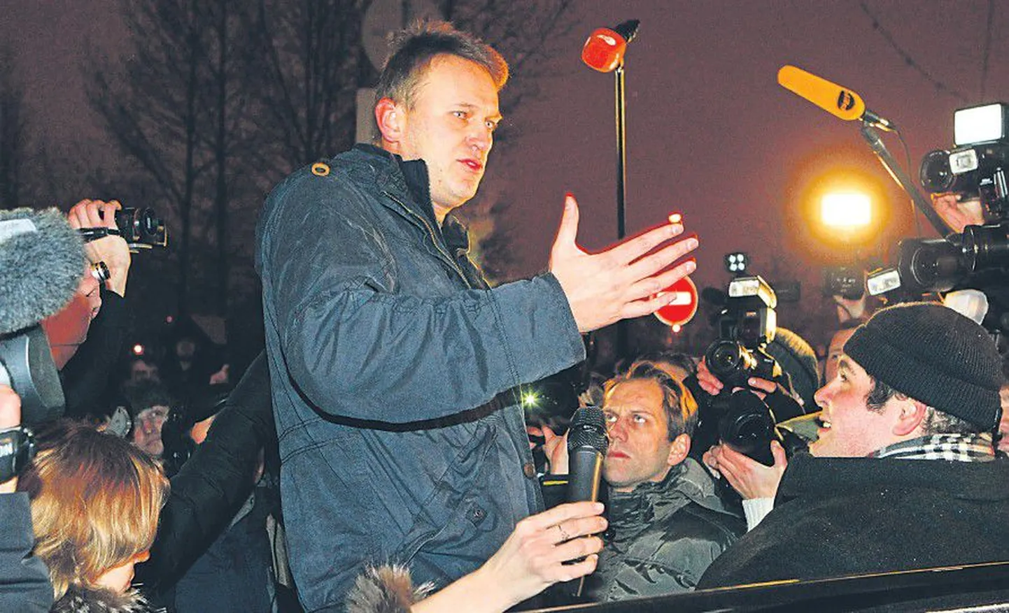 Алексея Навального, отсидевшего 15 суток за неповиновение полиции на митинге 5 декабря, встречали овациями и цветами.