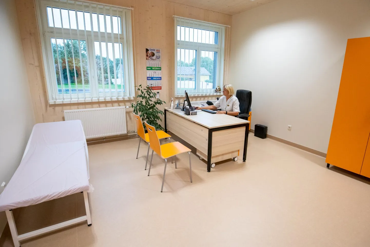 Kadrina tervisekeskus on seest heledates toonides ja hubane. Lahendused on läbi mõeldud, aga apteegipind seab oma piirangud.