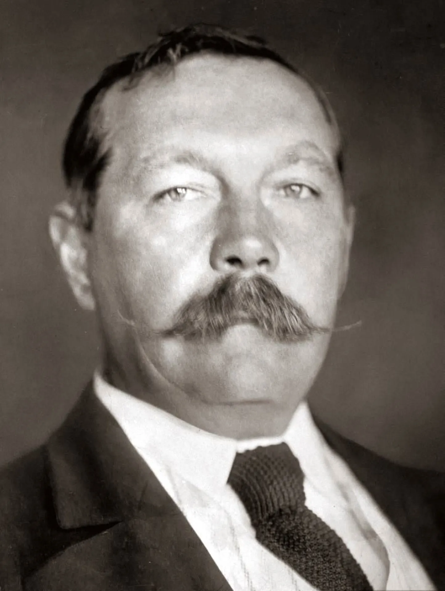 Артур Конан Дойль (1859-1930) стал сэром на следующий год после того, как опубликовал «Собаку Баскервилей». Кто написал «Собаку Баскервилей» – вот вопрос.