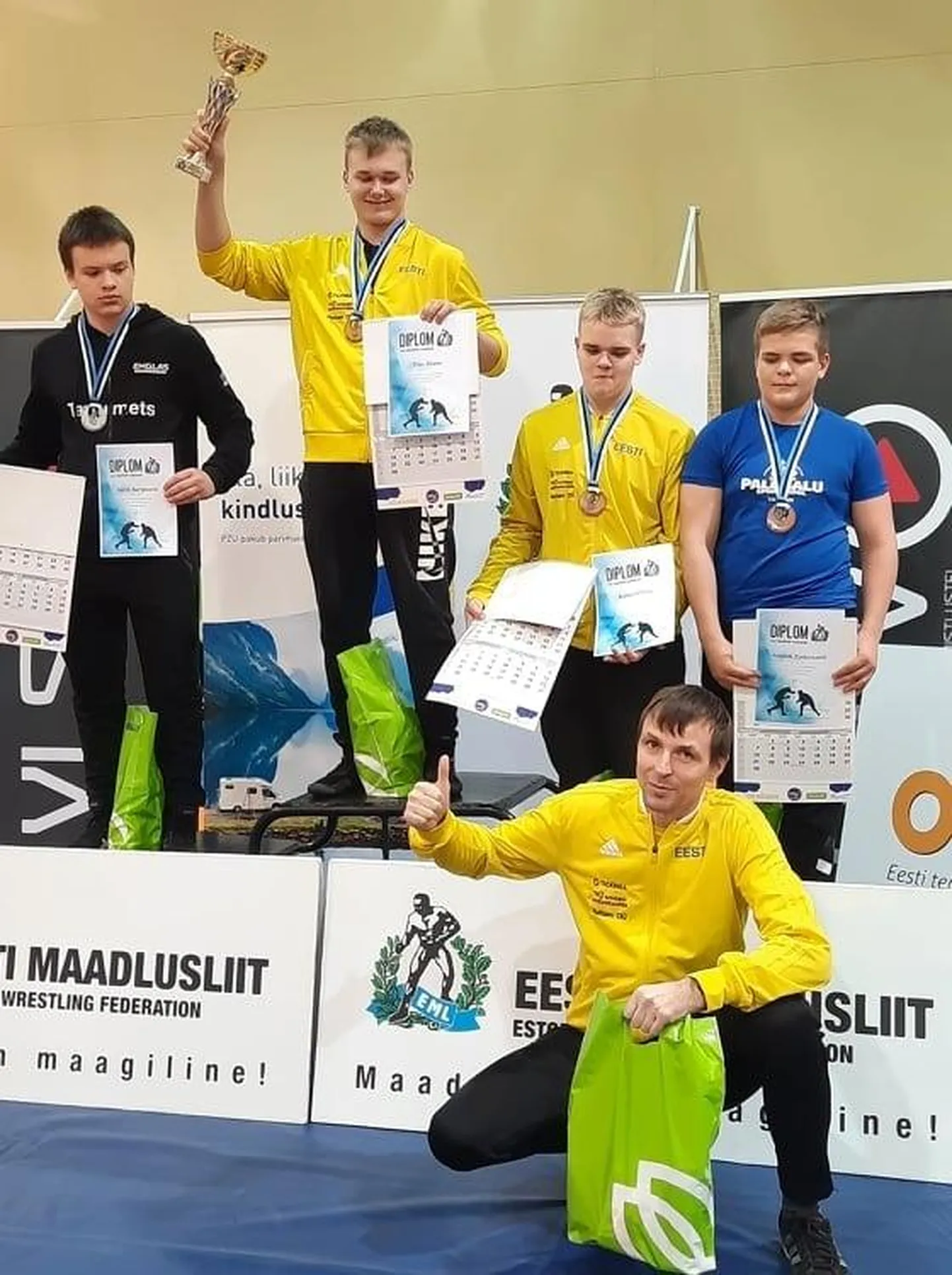 Elar Hinno seismas kõrgeimal pjedestaaliastmel Eesti meistrina Kreeka-Rooma maadluses.